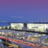 Terminal 2 am Abend, landside